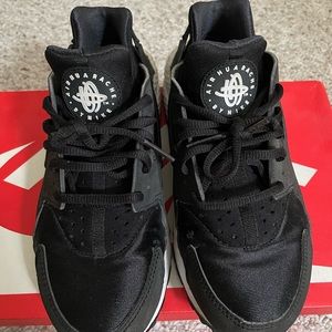 Nike huarache black and white